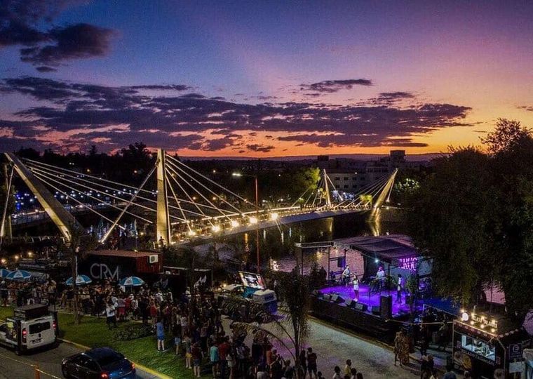 Villa Carlos Paz realizará este viernes desde las 20 su apertura de temporada 2025. Además, debutará su primer espectáculo: Si, quiero, protagonizado por Lizy Tagliani. Foto: Turismo Villa Carlos Paz