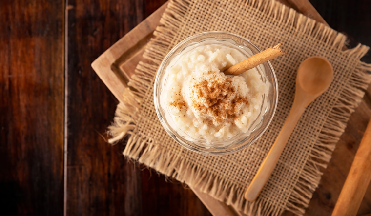 El arroz con leche tiene raíces en la cocina española y árabe, pero en México la receta se adaptó con ingredientes locales y un toque más dulce. El arroz con leche tiene raíces en la cocina española y árabe, pero en México la receta se adaptó con ingredientes locales y un toque más dulce.