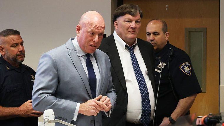El miércoles, en el tribunal y vestido con un traje negro, Heuermann permaneció de pie junto a su abogado y se declaró culpable de los asesinatos de ocho mujeres.