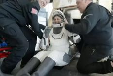La astronauta Suni Williams fue retirada de la cápsula de la nave espacial en la que regresó a la Tierra y luego fue el turno de su compañero Butch Wilmore. Foto: BBC