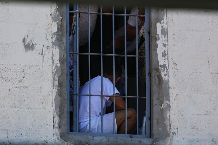 Aunque el Cecot es la cárcel más mediática de El Salvador, la mayoría de los detenidos bajo el régimen de excepción están en otras prisiones.
