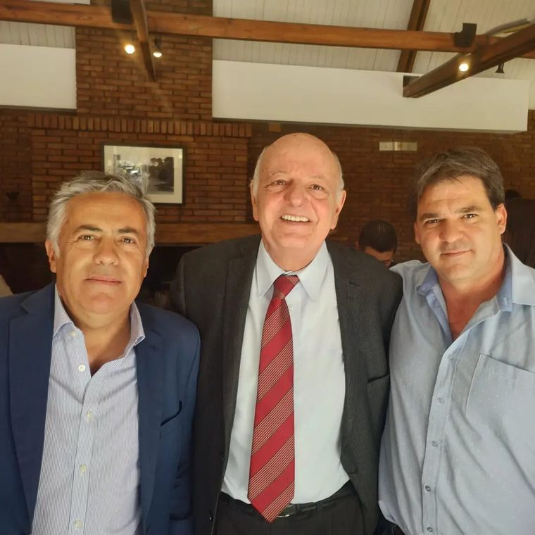 Leonardo Viñolo junto al gobernador Alfredo Cornejo y el ex vicegobernador Juan Carlos Jaliff. Leonardo Viñolo junto al gobernador Alfredo Cornejo y el ex vicegobernador Juan Carlos Jaliff.
