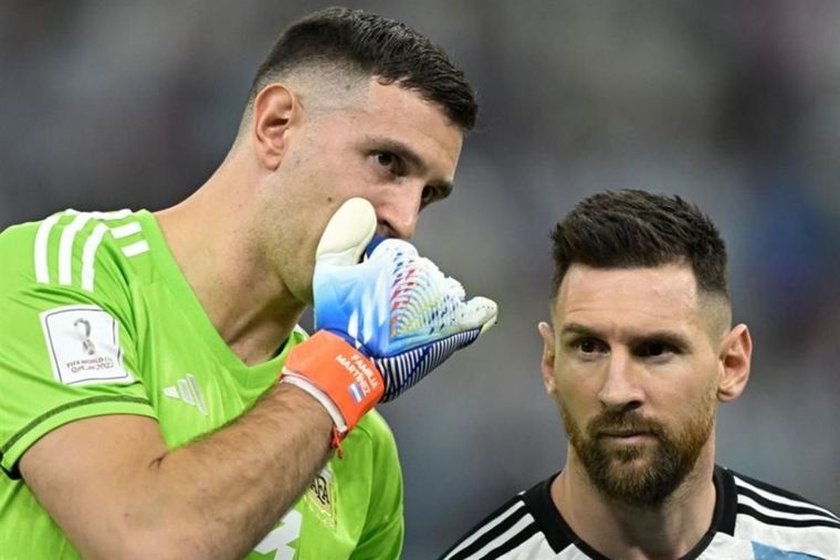 Emiliano Martínez donó los guantes a beneficio del hospital Garrahan