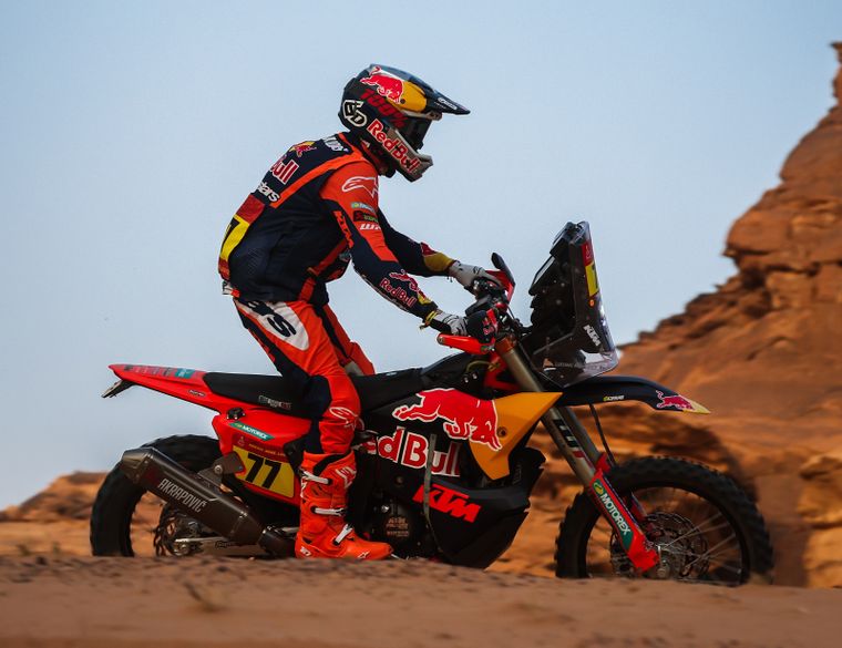 El salteño aprovechó una jornada extensa y exigente para acercarse a los líderes de la categoría motos.