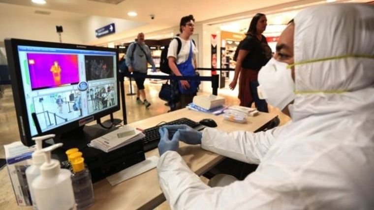 Aunque algunas aerolíneas decidieron cancelar rutas y vuelos, los aeropuertos de México siguen operando sin prohibición de entrada a viajeros, a quienes vigilan su temperatura corporal.