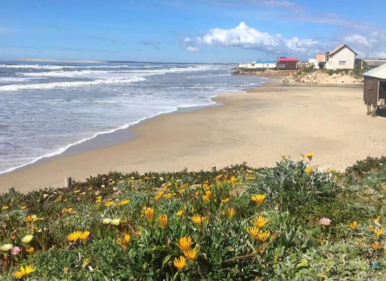 Amplias playas de arena fina y mucha vegetación son el plus de esta playa.