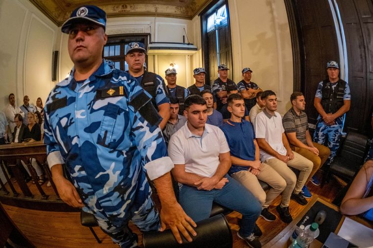 Los 8 imputados son fuertemente custodiados durante las jornadas del juicio en Dolores. Foto: Télam