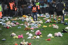 En el inicio del segundo tiempo del partido en el estadio de Belgrano se hizo una lluvia de ositos de peluche que serán obsequiados en merenderos Foto: Facundo Luque.