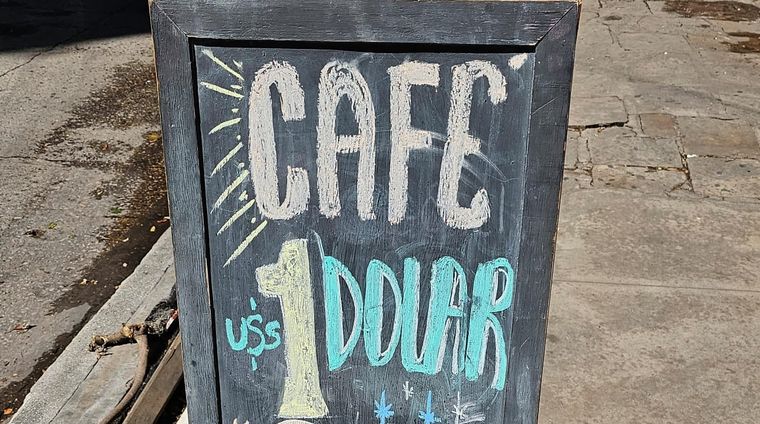 Un dólar blue, el precio de un café en Mar del Plata Foto: Federico Bruno