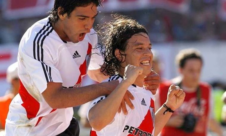 Falcao, acá junto a Gallardo.