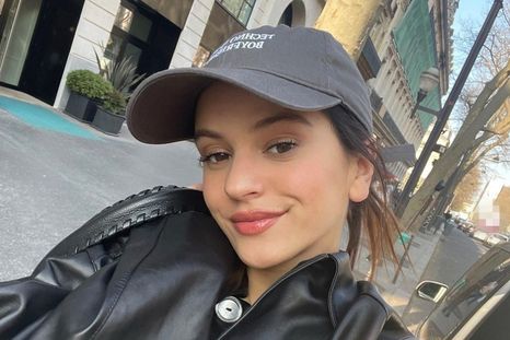 Rosalía nos mostró cómo llevar las uñas decoradas, ahora cómo explotar las gafas para estar a la moda. Foto: Instagram