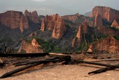 Las Médulas, sitio donde operó durante dos siglos una mina romana, resultó afectada por los incendios que han azotado a España.