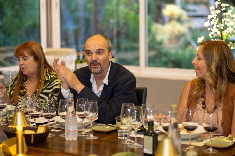 Rodolfo Vallebella explicó cada vino y también contó anécdotas históricas de Clos de los Siete. Rodolfo Vallebella explicó cada vino y también contó anécdotas históricas de Clos de los Siete.