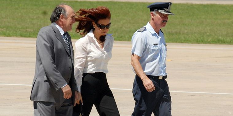 Cristina, antes de subir al avión que la trasladó a Brasil. Foto: NA