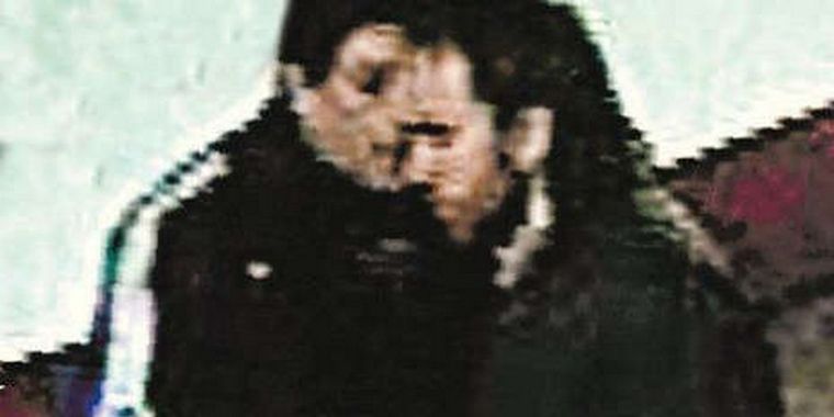 Gabriel Riccio, de seguridad, habla con Jajo,su par que es el nexo con la barra. Foto: Mediamza.com