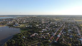 Desde el aire, el pueblo de Federación revela su perfecta unión entre áreas verdes, costa infinita y una trama urbana pensada para mezclarse con las playas. Desde el aire, el pueblo de Federación revela su perfecta unión entre áreas verdes, costa infinita y una trama urbana pensada para mezclarse con las playas.