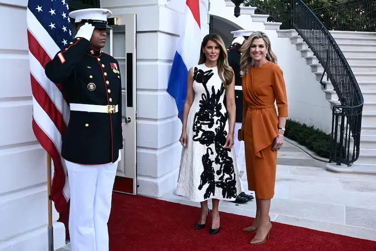 Máxima apostó al naranja, Melania al blanco. Máxima apostó al naranja, Melania al blanco.