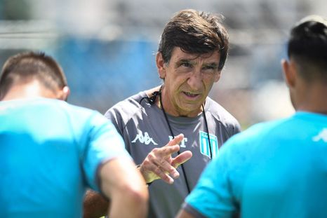 Costas dándole indicaciones a sus jugadores en el entrenamiento de Racing. Foto: NA Costas dándole indicaciones a sus jugadores en el entrenamiento de Racing. Foto: NA