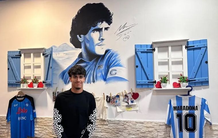 Su segundo nombre, Armando, es un homenaje de su padre turco-alemán al ídolo máximo del fútbol nacional.