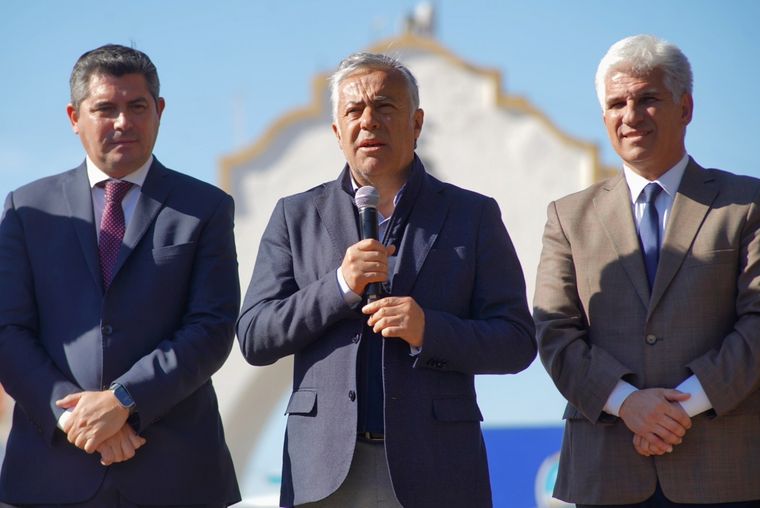 Los tres gobernadores en el Arco Desaguadero, cuando se firmó el acuerdo que ahora se hace operativo. Foto: Gobierno