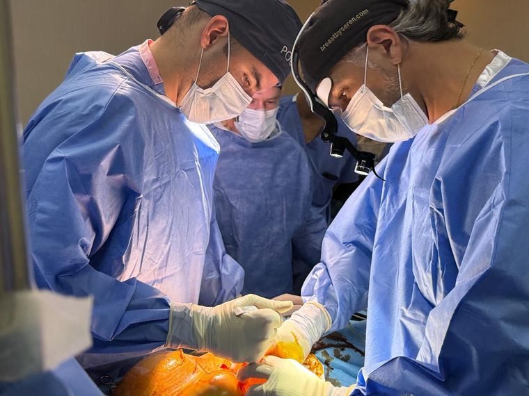 La cirugía de aumento mamario sin sangrado fue durante años un objetivo aspiracional en la medicina estética.