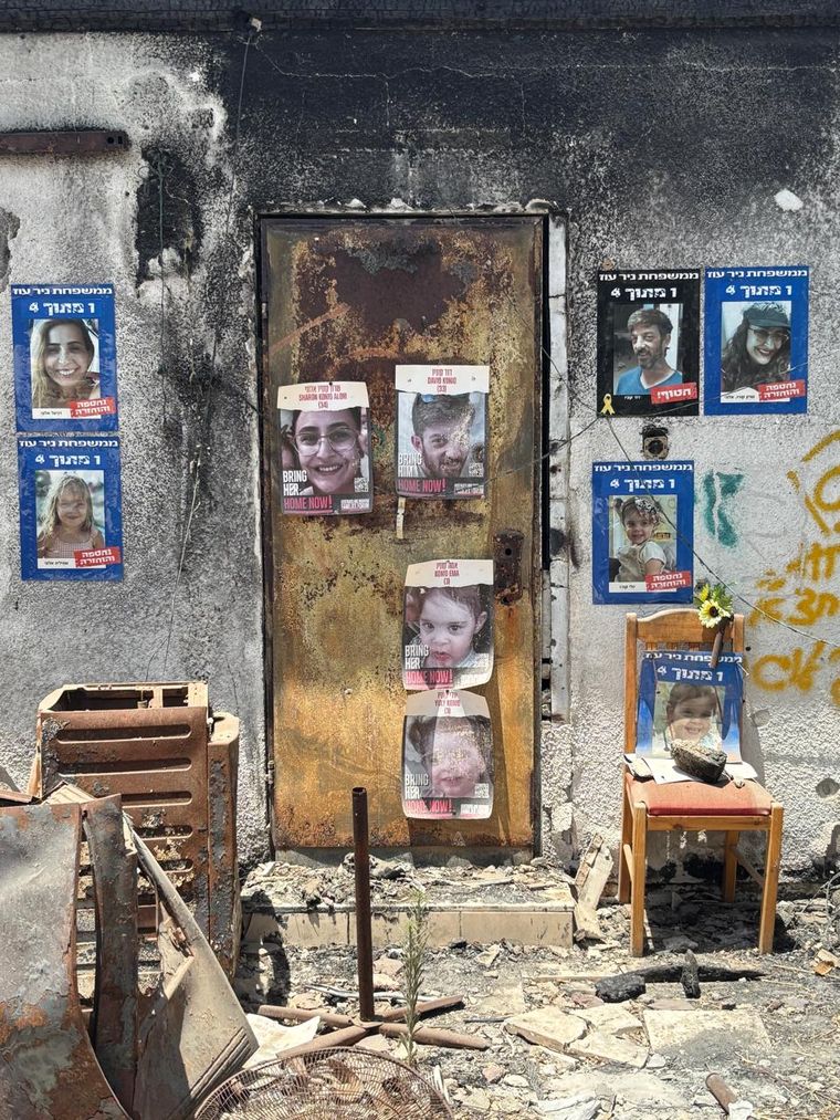 Fotos de una familia asesinada por Hamas en la puerta de su casa incendiada en el kibutz de Nir Oz. Fotos de una familia asesinada por Hamas en la puerta de su casa incendiada en el kibutz de Nir Oz.