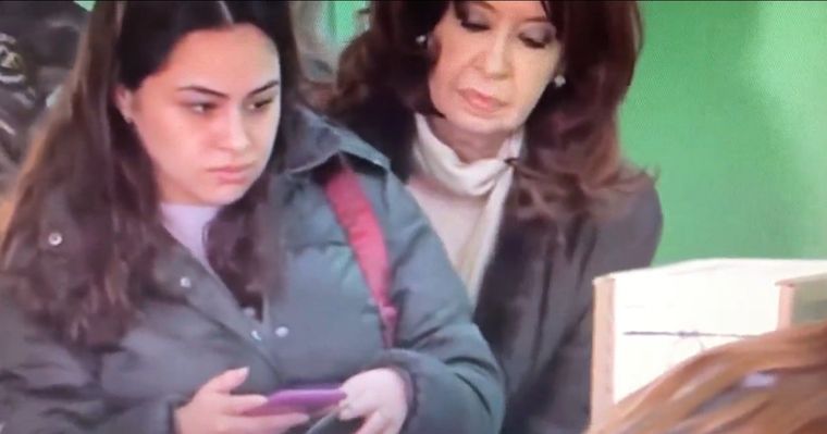 El momento en el que Cristina Kirchner espió a la votante que estaba delante de ella en la fila