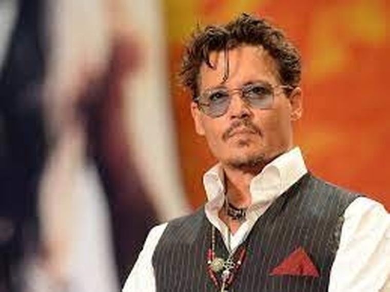 Johnny Depp muy emocionado.