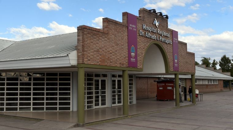 Bomberos y ambulancias trabajaron en el rescate de la conductora herida que fue trasladada al Hospital Perrupato. Foto: ALF PONCE / MDZ