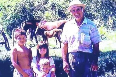 Rubén “Mencho” Gill, su esposa Margarita Gallegos y sus cuatro hijos (María Ofelia, de 12; Osvaldo José, de 9; Sofía Margarita, de 6; y Carlos Daniel, de 2) desaparecieron el 13 de enero de 2002 en Entre Ríos. Rubén “Mencho” Gill, su esposa Margarita Gallegos y sus cuatro hijos (María Ofelia, de 12; Osvaldo José, de 9; Sofía Margarita, de 6; y Carlos Daniel, de 2) desaparecieron el 13 de enero de 2002 en Entre Ríos.