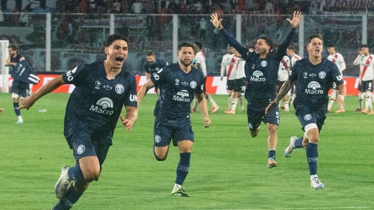 Independiente Rivadavia venció a River por penales e hizo historia para llegar a la final. Independiente Rivadavia venció a River por penales e hizo historia para llegar a la final.