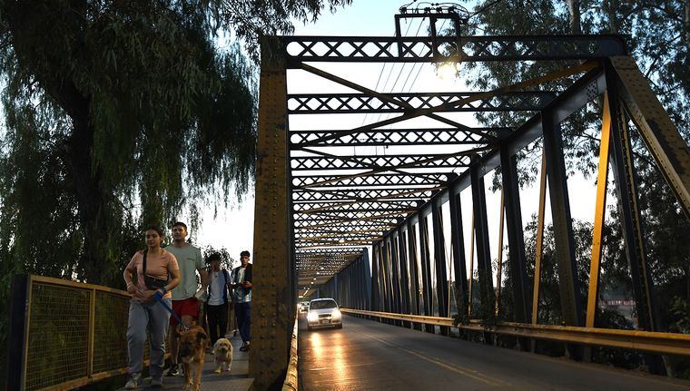 El cruce actual sobre el río es angosto con un intenso tránsito peatonal y vehicular. Foto: Marcos García / MDZ