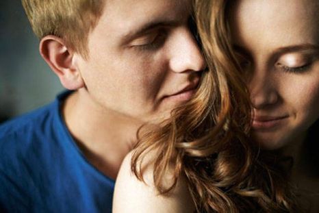 Este gesto indica un deseo de estar más cerca, ya sea física o emocionalmente. Foto: Archivo