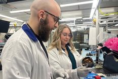 José Barrientos fabrica cascos con sistemas electrónicos para el entrenamiento militar. Foto: BBC mundo