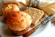 Cómo hacer muffins de queso con cebolla caramelizada.