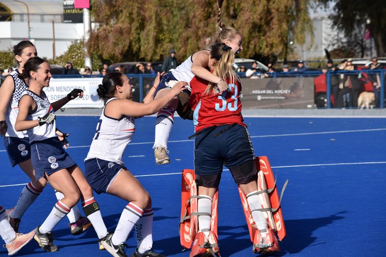 Regatas Andino es finalista del Apertura de hockey sobre césped femenino. Regatas Andino es finalista del Apertura de hockey sobre césped femenino.