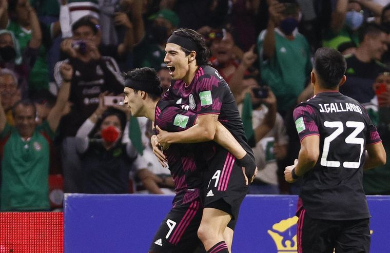 Raúl Jiménez celebra el segundo gol mexicano. Foto: EFE