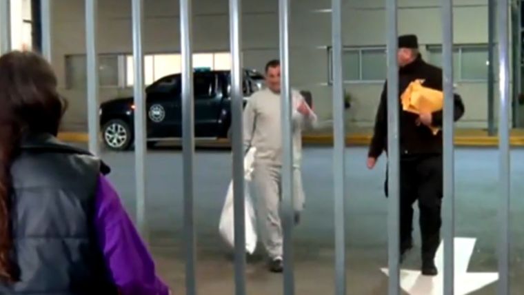 Uno de los argentinos deportados de Estados Unidos que se reencontró con su familia en Ezeiza.