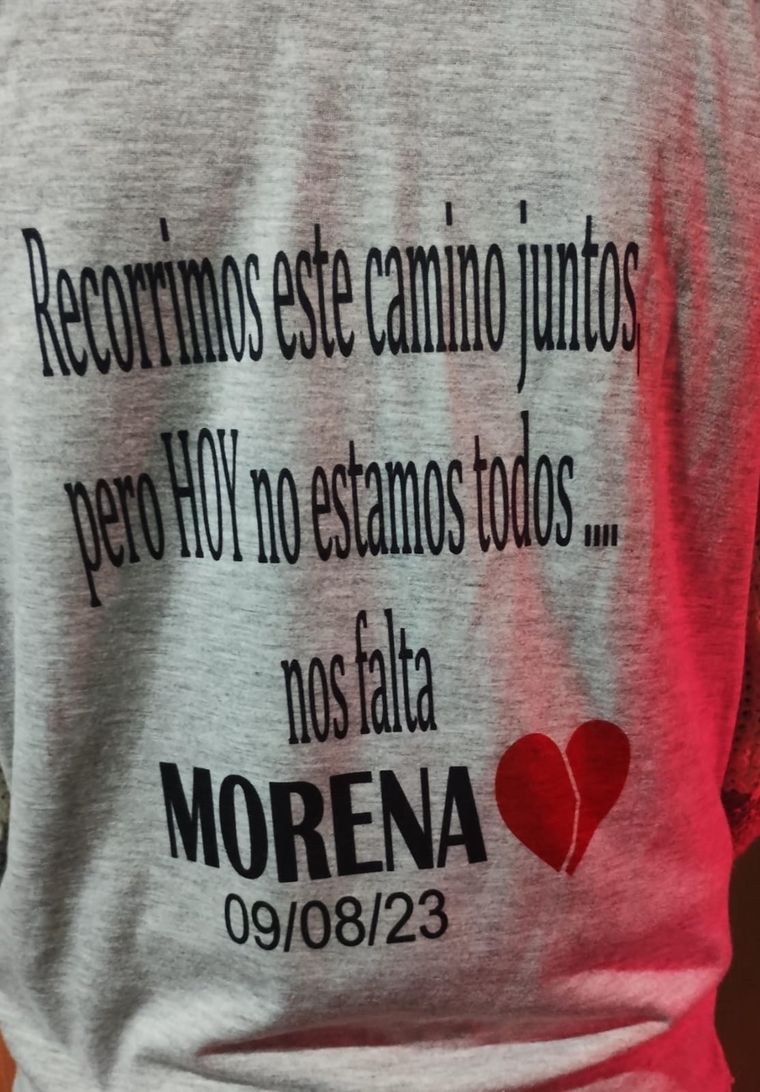 Los compañeros de Morena Domínguez cambiaron sus remeras de egresados por una en memoria de la víctima.