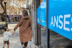Cuánto cobra de AUH una madre con dos hijos en junio. Foto: Anses