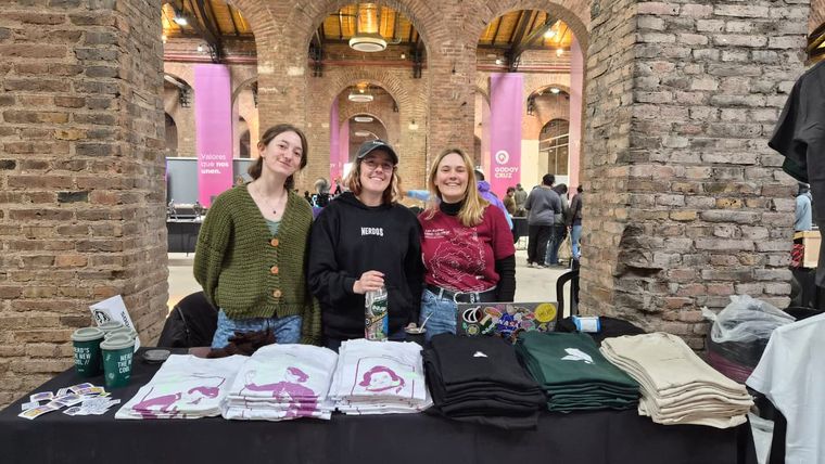 Nerdos (@wearenerdos) presentó su nueva cápsula de indumentaria en los stands de ventas del Underc0de Day. Nerdos (@wearenerdos) presentó su nueva cápsula de indumentaria en los stands de ventas del Underc0de Day.