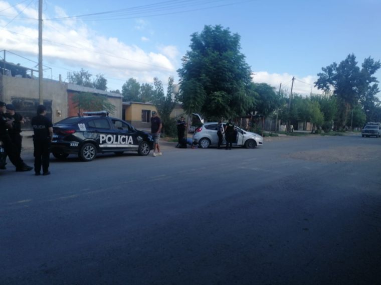 Los trabajos de la Policía Científica sobre el automóvil robado recuperado tras la persecución.&nbsp;