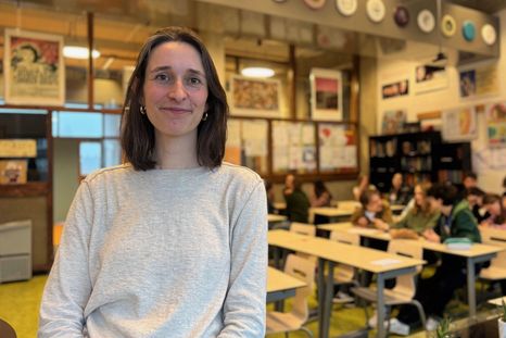 La profesora Ida Peters afirma que ha habido una diferencia tangible en el comportamiento de sus alumnos desde que se prohibieron los teléfonos móviles. La profesora Ida Peters afirma que ha habido una diferencia tangible en el comportamiento de sus alumnos desde que se prohibieron los teléfonos móviles.