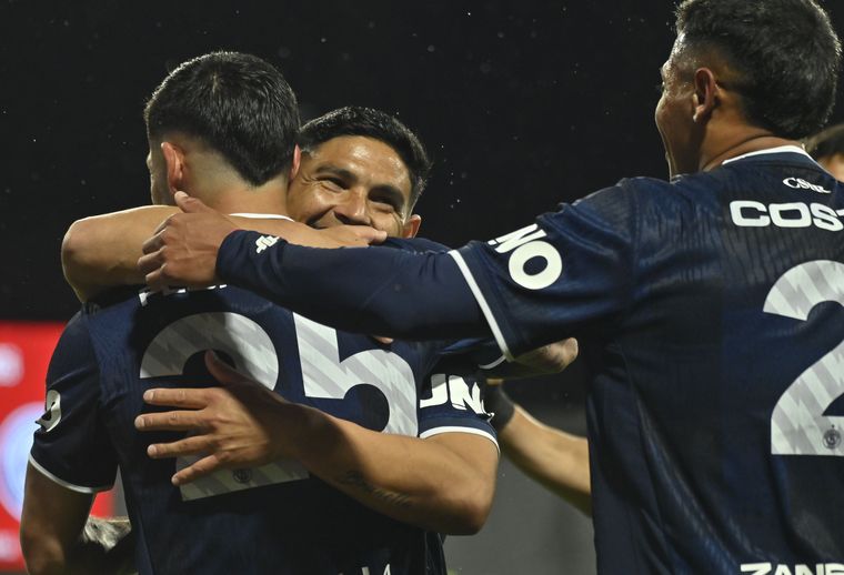 Jos&eacute; Florent&iacute;n convirti&oacute; el gol del 1-0 de la Lepra y se abraza con Maxi Salas y Leonard Costa.