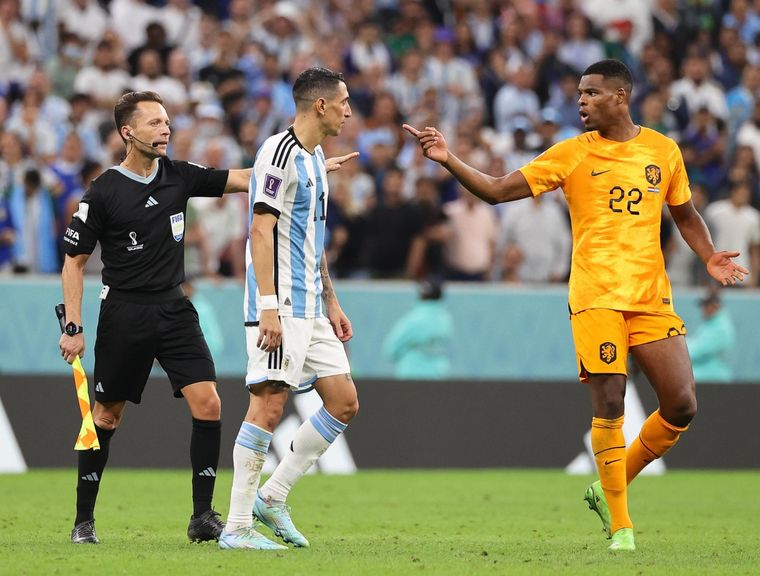 Dumfries discute con Di María en pleno Argentina-Países Bajos. Foto: EFE