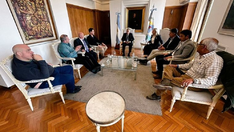 Alfredo Cornejo en Casa de Gobierno junto a empresarios del Sur Foto: X @alfredocornejo