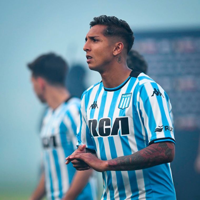 Agustín Almendra quiere ir a Vélez con Guillermo Barros Schelotto. Agustín Almendra quiere ir a Vélez con Guillermo Barros Schelotto.