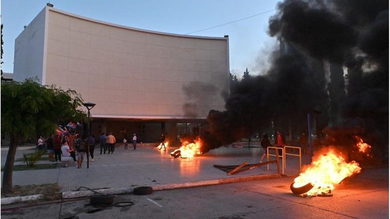 La aprobación de la minería derivó en graves incidentes en Chubut y un diputado resultó herido