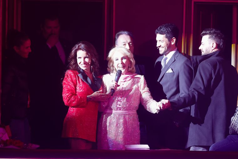 Mirtha Legrand, Juana Viale, Flor Peña y Juan Ingaramo en el balcón del Teatro Astral. Mirtha Legrand, Juana Viale, Flor Peña y Juan Ingaramo en el balcón del Teatro Astral.