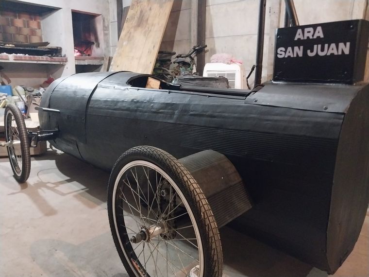 Los alumnos que hicieron el auto cursan cerca de la Base Naval de Mar del Plata Foto: Gentileza Lucas Muollo